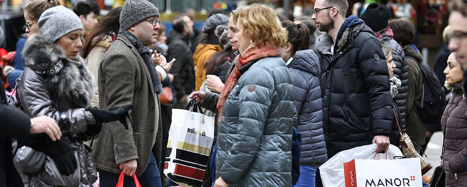 Pour beaucoup, les achats de Noël se concentrent sur les quatre journées qui précèdent le 24 décembre. [Keystone - Walter Bieri]