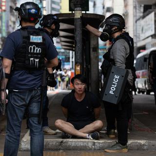 Des milliers de personnes ont envahi les rues de Hong Kong pour dénoncer un projet de loi chinois. [Keystone - Jérôme Favre]
