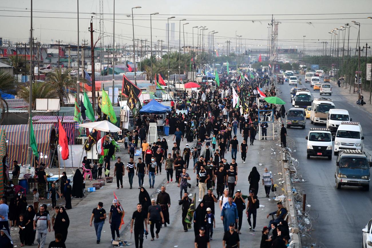 Des pélerins chiites se dirigent vers la tombe de l'Imam Hussain, pour les cérémonies marquant l'Arbaïn. Bagdad, le 5 octobre 2020. [Keystone/epa - Murtaja Lateef]