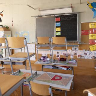 Une classe vide à Lausanne. [Keystone - Jean-Christophe Bott]