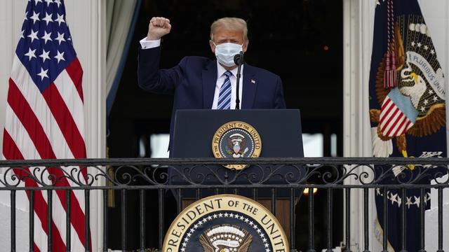 Donald Trump lors de son premier discours après avoir été testé positifs au coronavirus. [keystone - Alex Brandon]