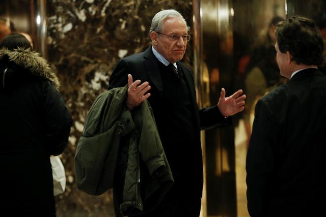 Le journaliste Bob Woodward devant la tour Trump, à New York, en janvier 2017. [Reuters - Mike Segar]