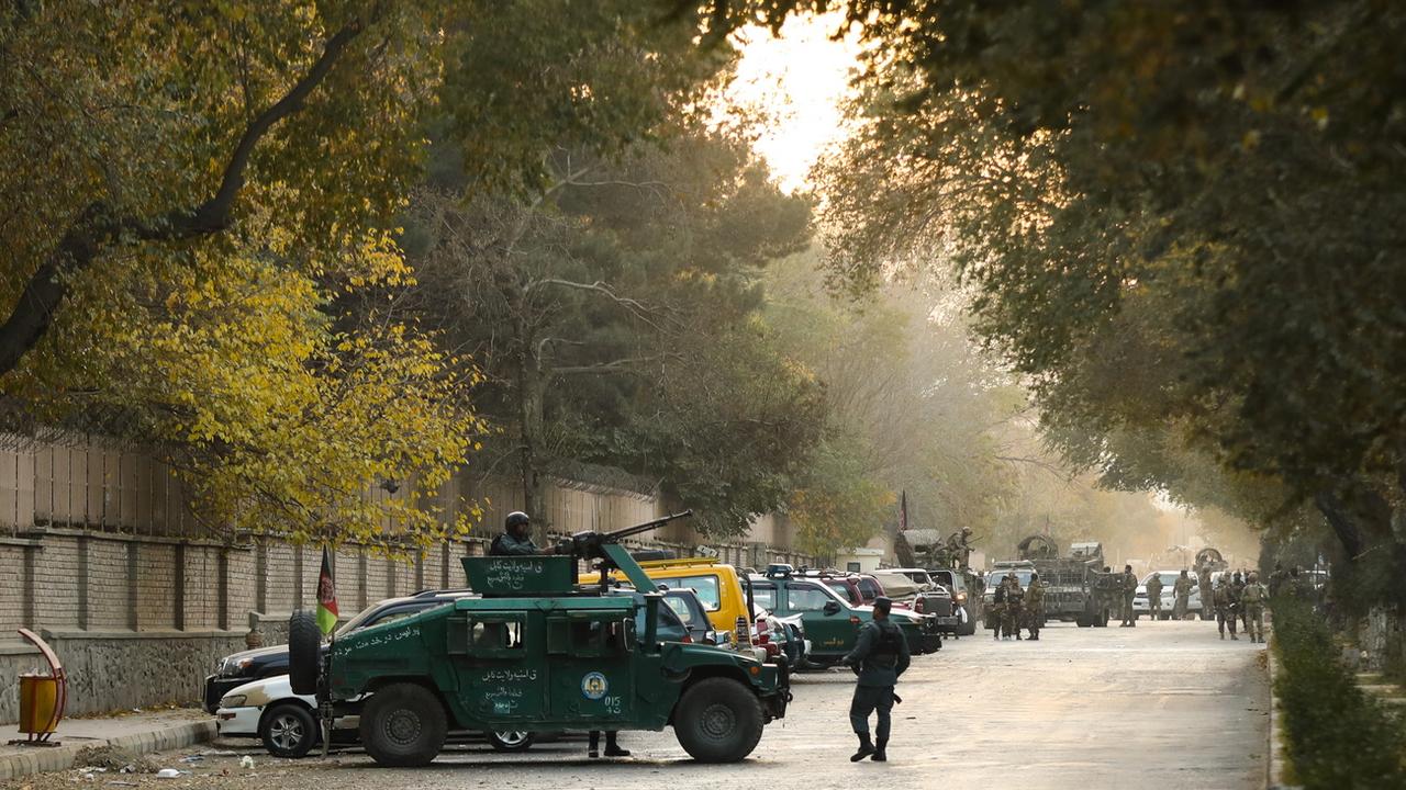 Des forces de sécurité mobilisées après l'attaque dans   l'Université de Kaboul, le 2 novembre 2020. [Keystone - EPA/HEDAYATULLAH AMID]