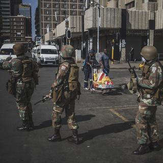 Une patrouille mène une opération pour faire respecter le confinement dans les rues de Johannesbourg, en Afrique du Sud, le 1er avril 2020. [AFP - Marco Longari]