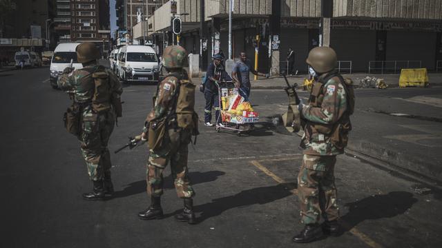 Une patrouille mène une opération pour faire respecter le confinement dans les rues de Johannesbourg, en Afrique du Sud, le 1er avril 2020. [AFP - Marco Longari]