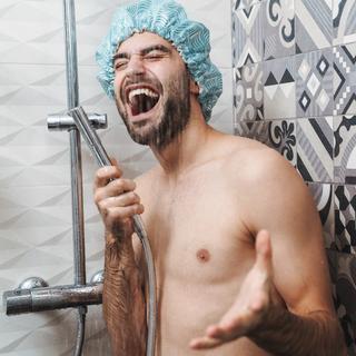 Chanter sous la douche. [Depositphotos - Vadymvdrobot]