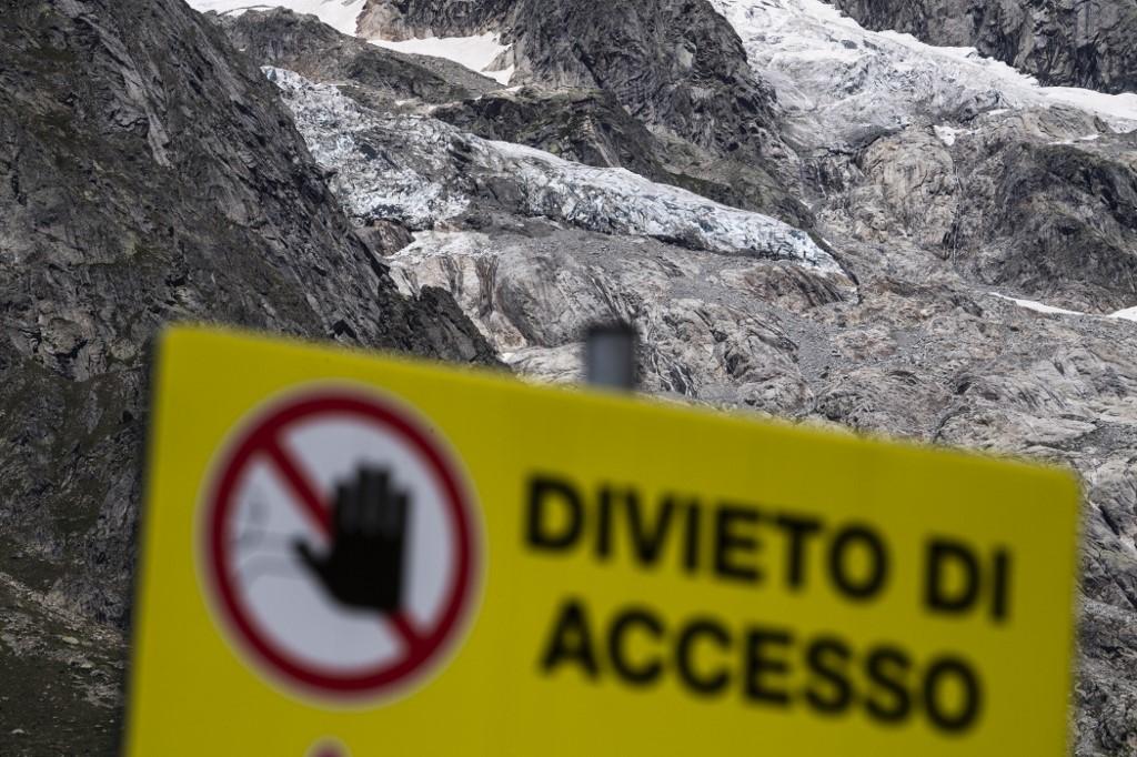 Un glacier près de Courmayeur (Italie) menace de s'effondrer. Les routes sont barrées. [AFP - Marco Bertorello]