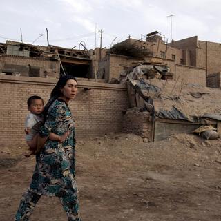 Une femme et un enfant de la communauté ouïghoure dans le Xinjiang, en Chine. [Keystone - EPA/Michael Reynolds]
