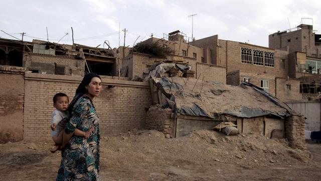 Une femme et un enfant de la communauté ouïghoure dans le Xinjiang, en Chine. [Keystone - EPA/Michael Reynolds]