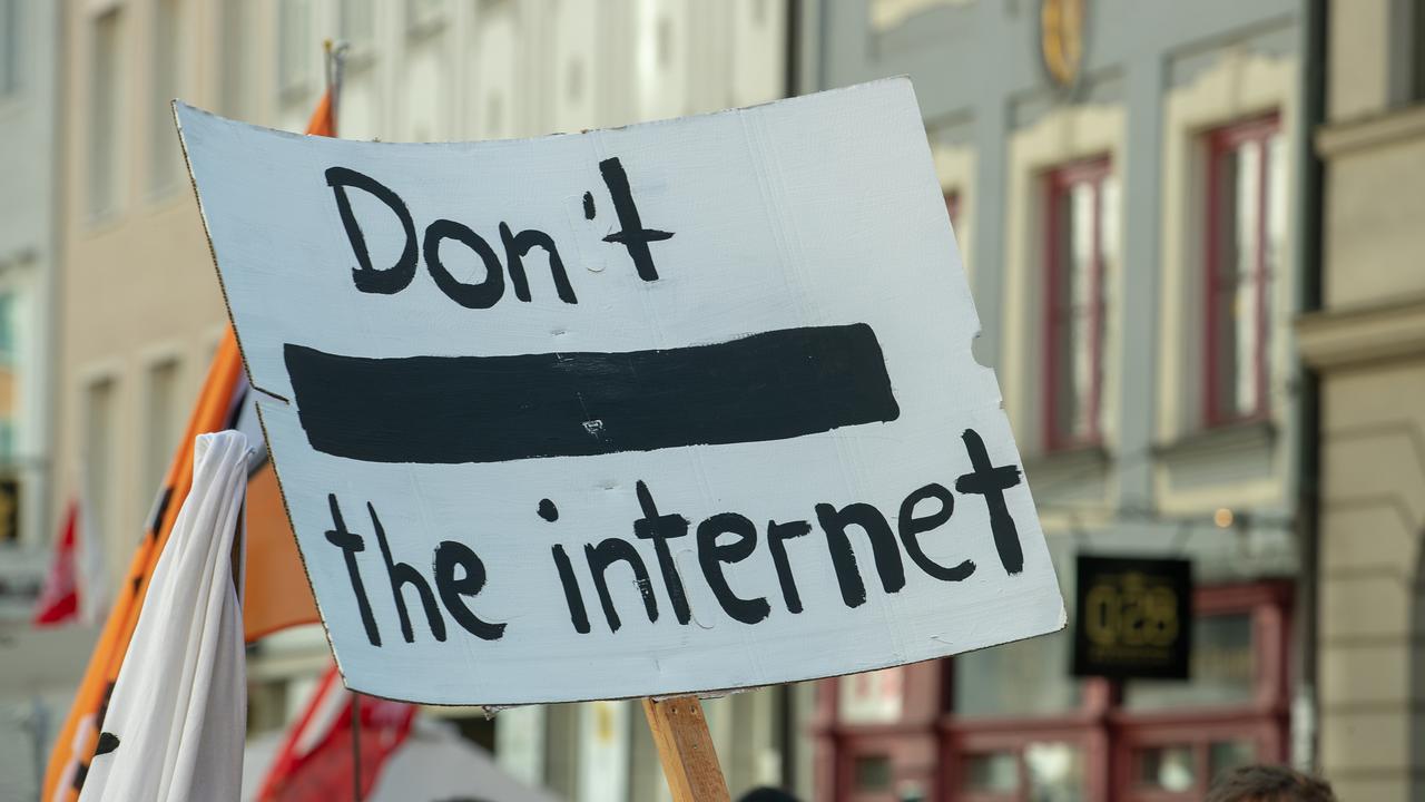 Manifestation contre la censure sur internet. [NurPhoto / AFP - Alexander Pohl]