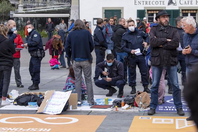 Quelques centaines de personnes ont protesté dimanche 18 octobre 2020 contre les restrictions liées à la politique de gestion du Covid. [Keystone - Marcel Bieri]