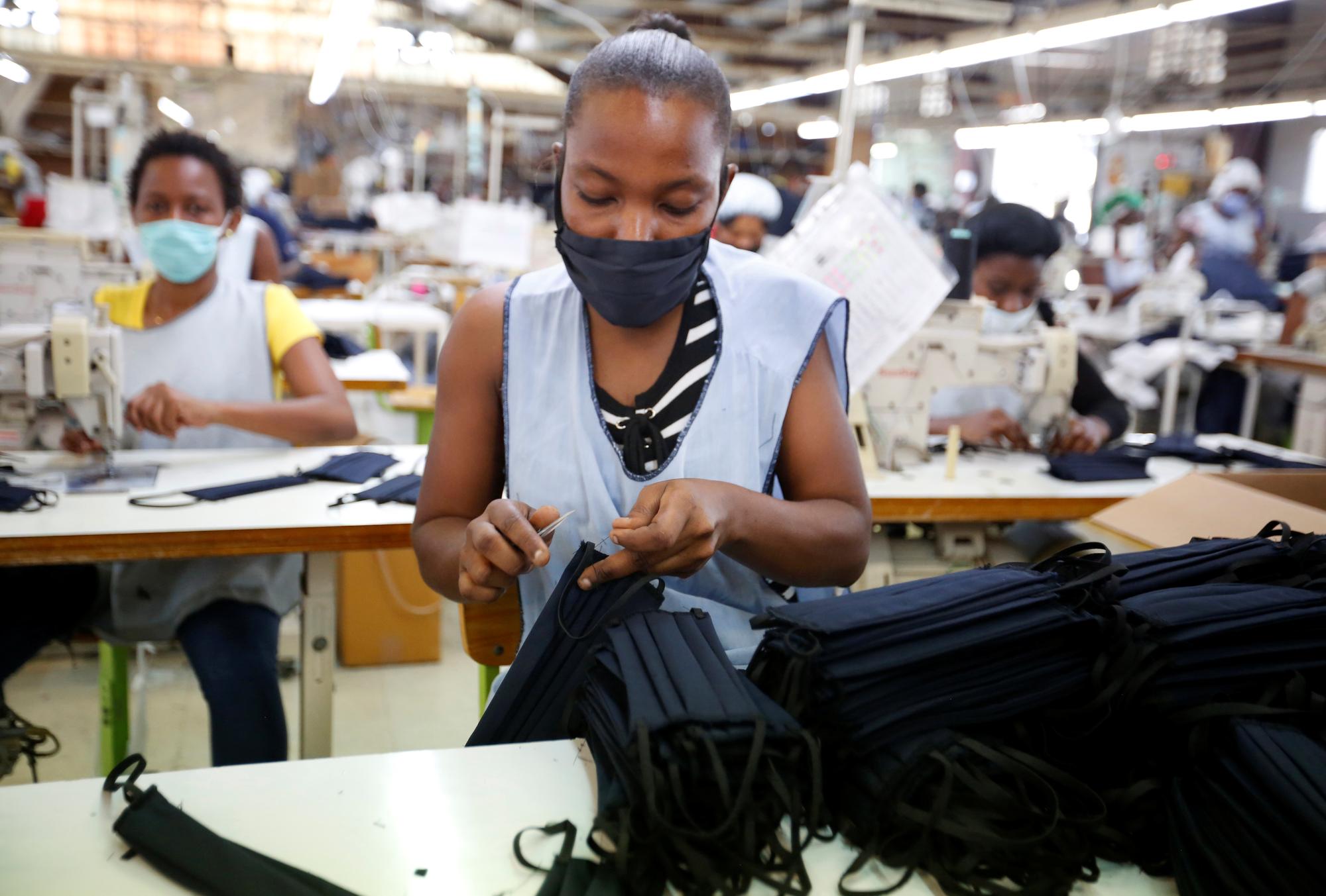 Des travailleuses fabriquent des masques dans les usines de textile de Port-au-Prince, en Haïti. [Reuters - Jeanty Junior Augustin]