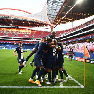 Les Parisiens célèbrent l'ouverture du score signée Marquinhos. [KEYSTONE - EPA/David Ramos / POOL]