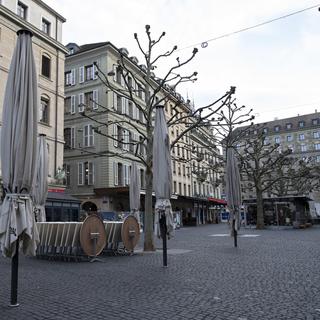 Les rues et les commerces vides à Genève mettent les entreprises au bord du gouffre. [Salvatore Di Nolfi - Keystone]