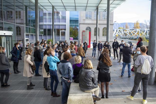 Une cinquantaine d'employés de la RTS se sont rassemblés lundi après-midi à Genève, au pied de la tour TV. [KEYSTONE - SALVATORE DI NOLFI]