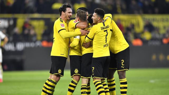 Mats Hummels et Jadon Sancho font la fête au 1er buteur Lukasz Pisczek. [AP - Martin Meissner]