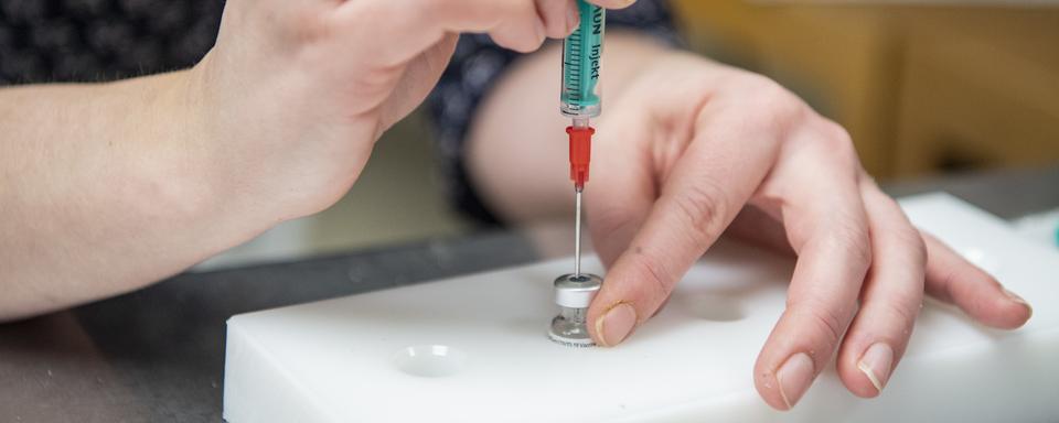 Les campagnes de vaccination contre le Coronavirus ont déjà démarré dans plusieurs cantons. [Keystone - Urs Flueeler]