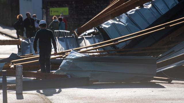 Le toit d'un collège de Vannes a été arraché par la tempête Alex. [AFP - Loic Venance]