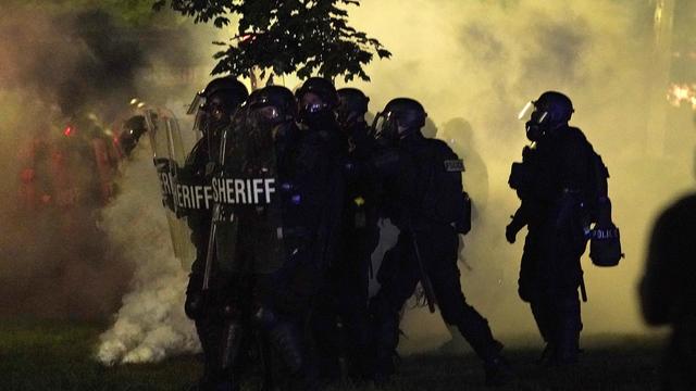 Des heurts entre policiers et manifestants ont eu lieu pour le 3e jour consécutif à Kenosha. [Keystone - AP Photo/David Goldman]