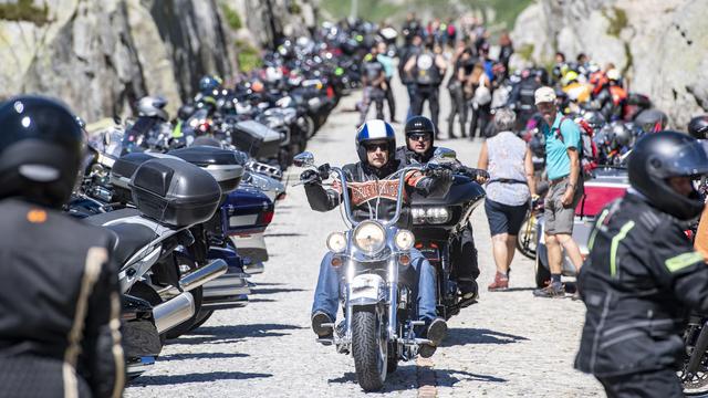 Les protestataires ont été regroupés sur l'ancienne route pavée, au col du Gothard. [Keystone - Urs Flüeler]