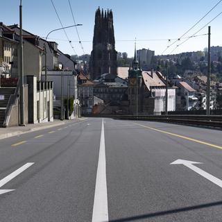 Une vue de la ville de Fribourg avec la cathédrale St-Nicolas, pendant la pandémie de Covid-19, le 12 avril 2020. [Keystone - Laurent Gillieron]