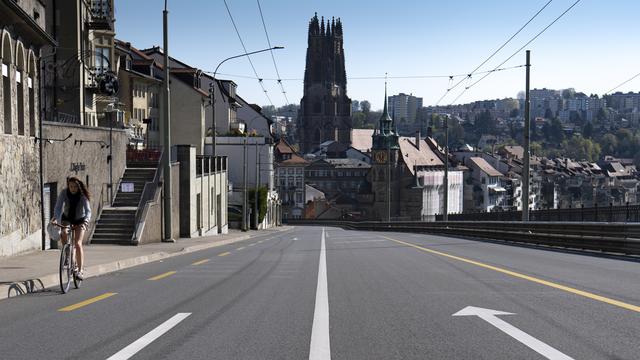 Une vue de la ville de Fribourg avec la cathédrale St-Nicolas, pendant la pandémie de Covid-19, le 12 avril 2020. [Keystone - Laurent Gillieron]