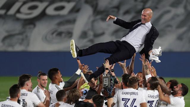 Zinédine Zidane est porté en triomphe après le sacre de son Real. [Rodrigo Jimenez]