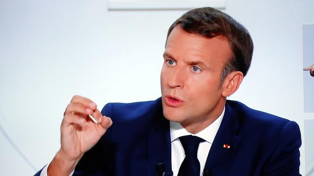 Emmanuel Macron s'exprime sur les télévisions françaises à propos de la crise sanitaire, le 17 octobre 2020. [Keystone - Guillaume Horcajuelo]