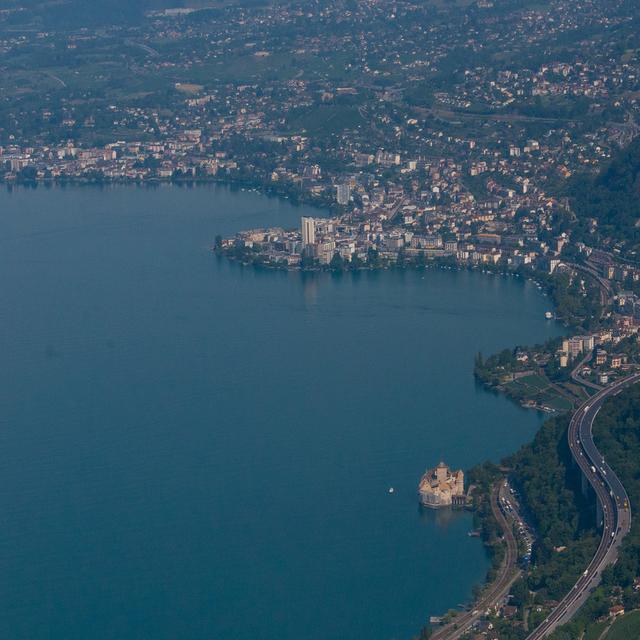 Vue aérienne de la ville de Montreux (au centre). [Keystone - Maxime Schmid]