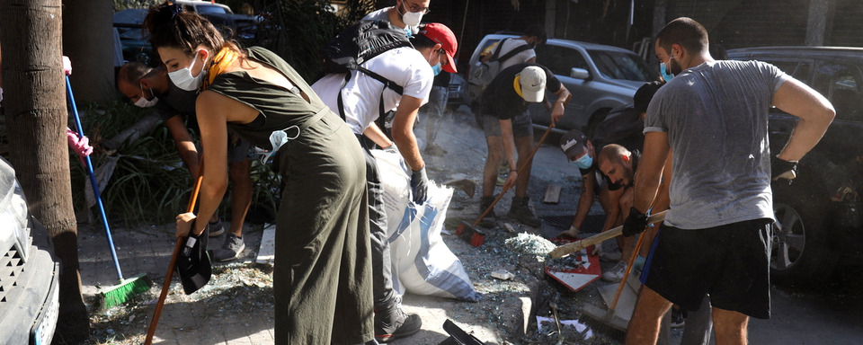 De nombreux habitants de Beyrouth se sont portés volontaire pour aider les secours. [Dar al Mussawir/EPA/Keystone - Ibrahim Dirani]