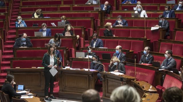 La députée Albane Gaillot (LREM) s'exprime durant le débat parlementaire sur l'allongement du délai légal de l'IVG. Palais Bourbon, Paris, le 8 octobre 2020. [Keystone/epa - Christophe Petit Tesson]