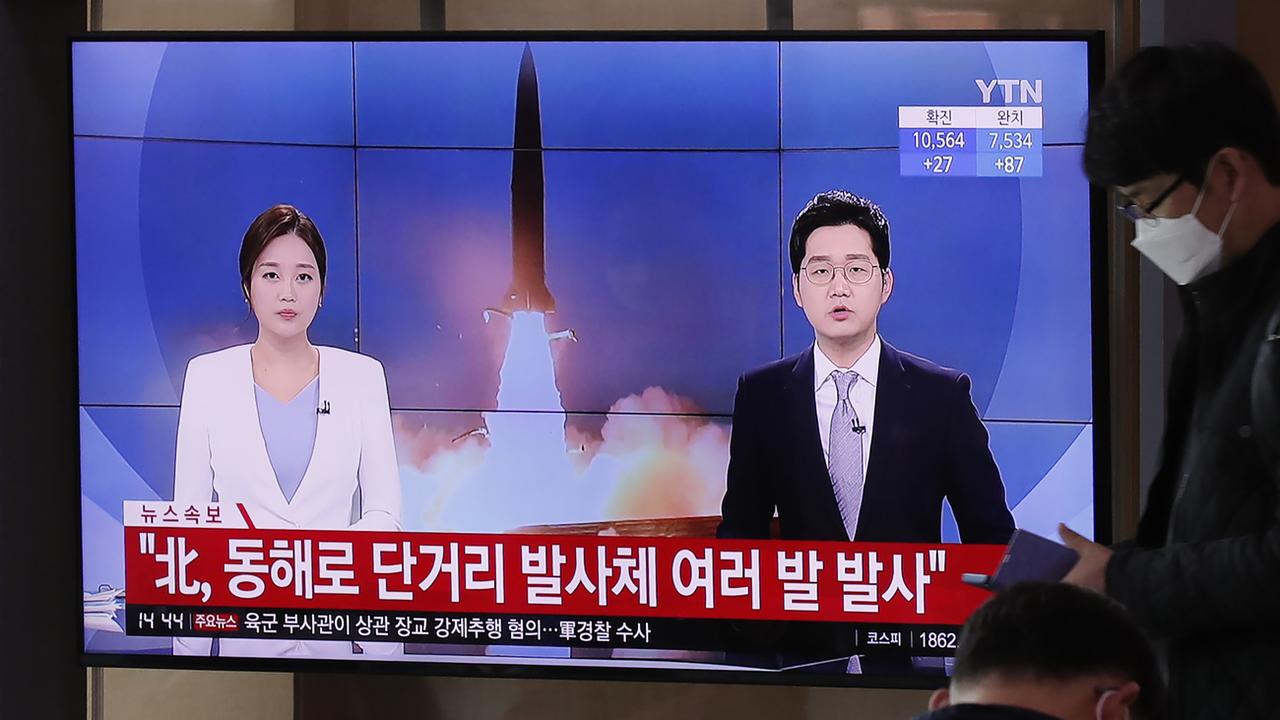 Une télévision coréenne évoque le tir de projectiles nord-coréens. [Keystone - AP/Lee Jin-man]