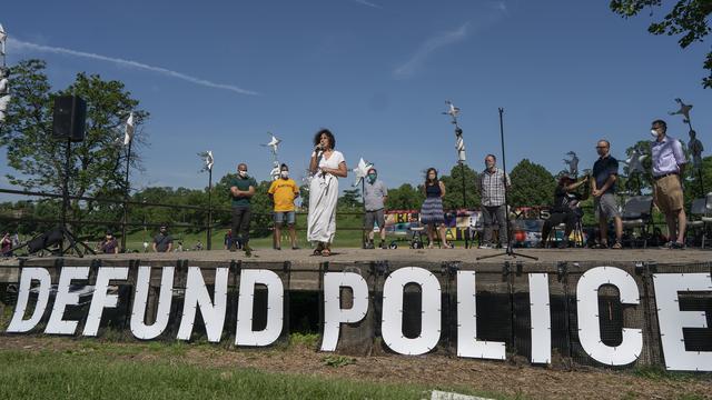 Minneapolis va démanteler ses forces de l'ordre suite au décès de George Flyod. [Star Tribune/Keystone - Jerry Holt]