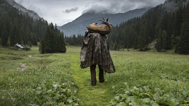 Un chasseur photographié en septembre 2019 dans le Muertschental (GL). [Keystone - Gian Ehrenzeller]