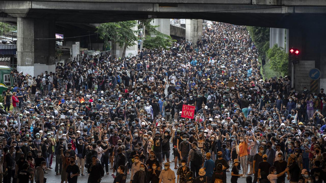 Des dizaines de milliers de manifestants dans les rues de Bangkok, malgré l'interdiction. [Keystone/AP - Gemunu Amarasinghe]