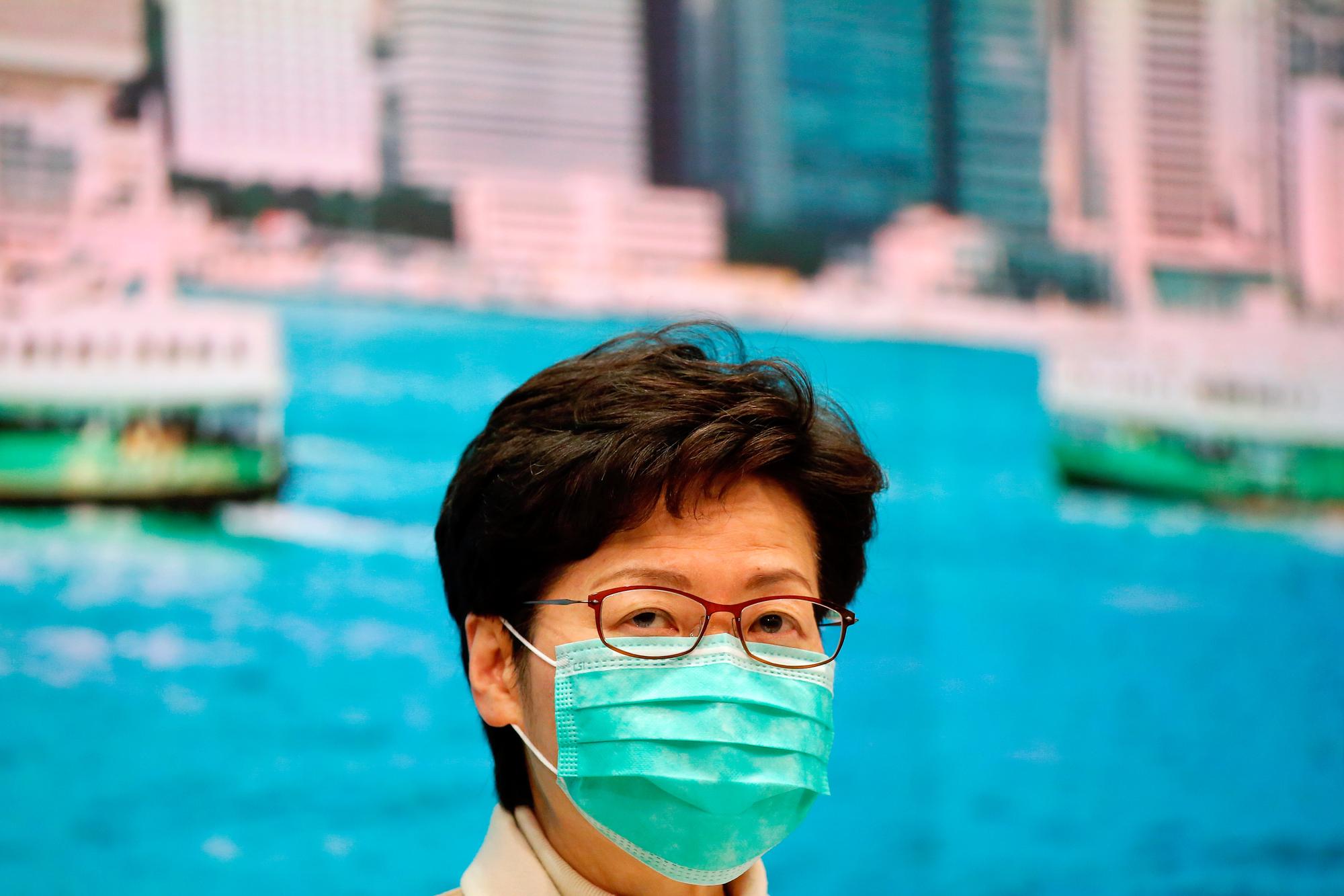 La cheffe de l'exécutif de Hong Kong, Carrie Lam, porte un masque lors d'une conférence de presse. [Reuters - Tyrone Siu]
