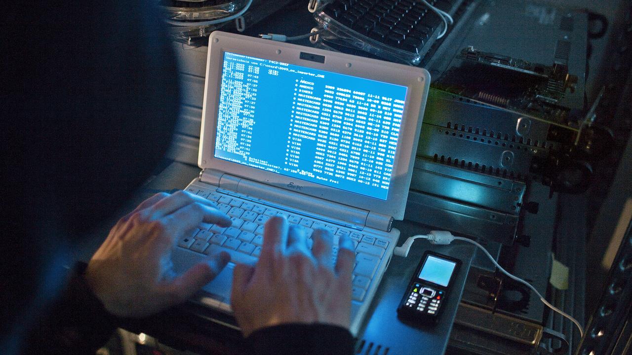Interpol a arrêté plus de 20'000 personnes en lien avec des arnaques en ligne. [KEYSTONE - Gaetan Bally]