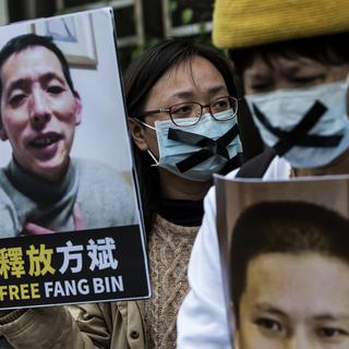 Manifestations à Hong Kong suite à la disparition de Fang Bin, un journaliste-citoyen chinois porté disparu alors qu'il dénonçait la gestion de la crise du coronavirus par le gouvernement chinois, et réclamait plus de transparence. [AFP - Isaac Lawrence]
