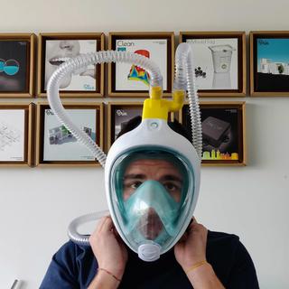 L'ingénieur Alessandro Romaioli porte un masque de plongée modifié.
FILIPPO VENEZIA
Keystone [L'ingénieur Alessandro Romaioli porte un masque de plongée modifié.
FILIPPO VENEZIA]