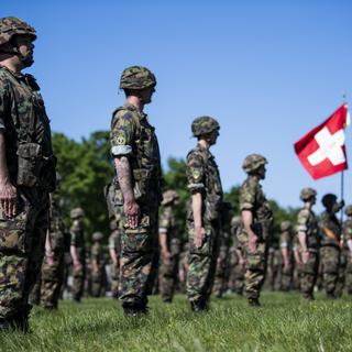 350 soldats du Bataillon Hôpital 2 de L'armée suisse participent à la cérémonie de fin d'engagement des troupes sanitaires lors de la crise du SARS-CoV-2. Bière, mercredi 27 mai 2020. [Keystone - Jean-Christophe Bott]