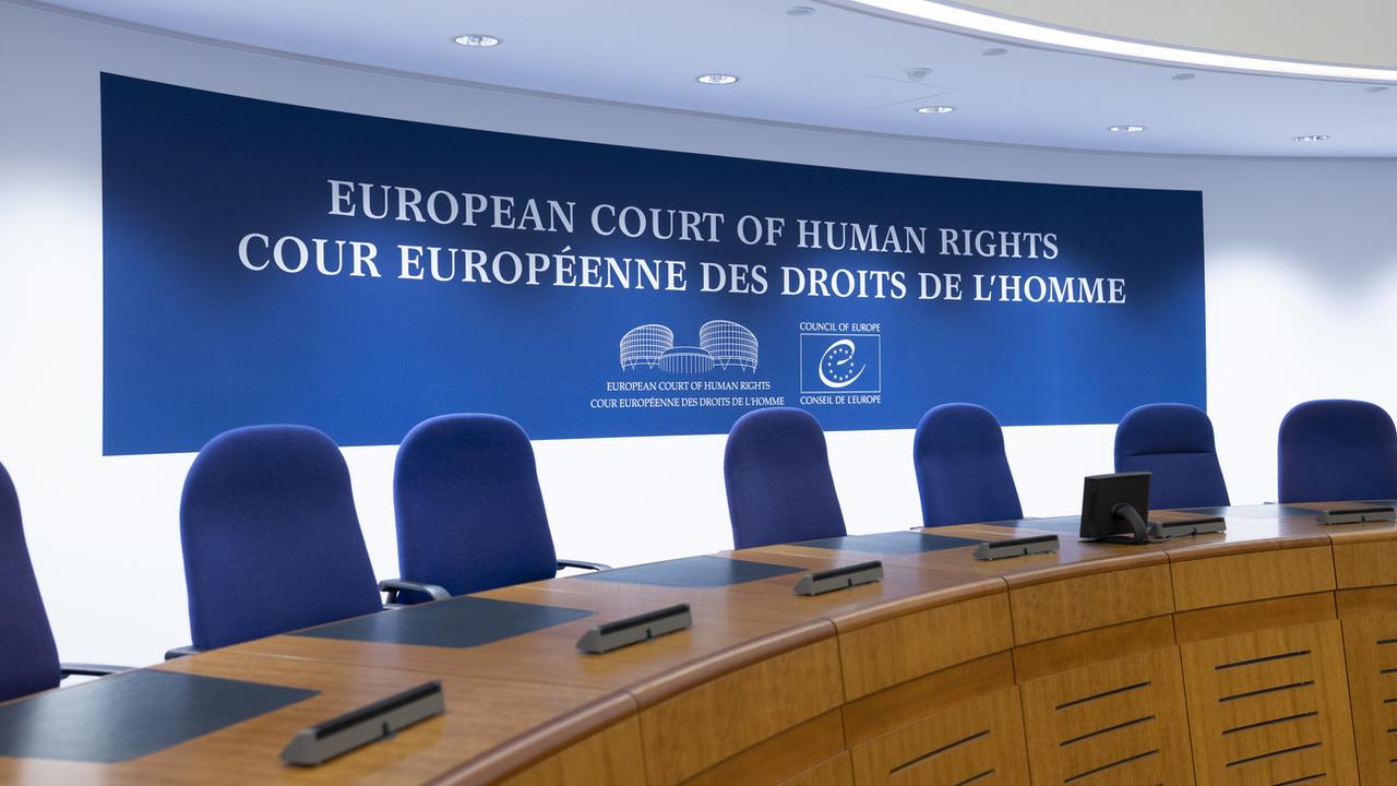 À Strasbourg, la Cour européenne des droits de l'Homme (CEDH) condamne la Suisse pour le renvoi d'un Gambien LGBT dans son pays. [Keystone - Christian Beutler]