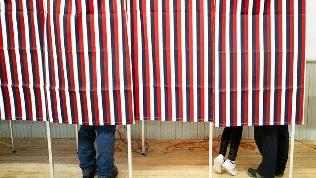 Deux personnes votant dans le New Hampshire. [Keystone - EPA/Justin Lane]