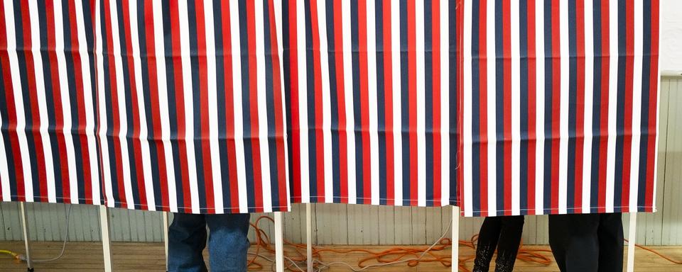 Deux personnes votant dans le New Hampshire. [Keystone - EPA/Justin Lane]