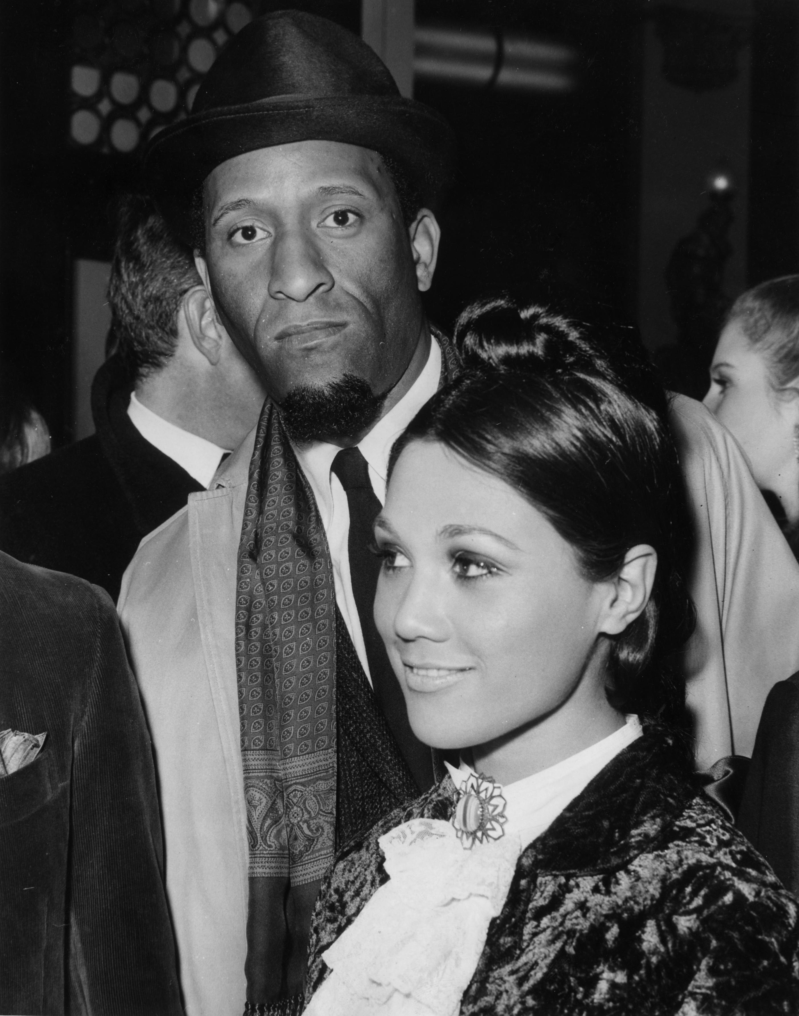 Sonny Rollins en compagnie de l'actrice Edwina Carol à Londres lors de la première du film "Alfie", le 25 mars 1966, dont le saxophoniste américain a signé la bande originale. [Getty Image - Central Press]