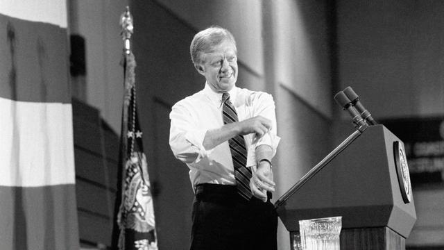 Le président des Etats-Unis Jimmy Carter retrousse ses manches lors d'un discours de campagne à Hempstead (New York), le 16 octobre 1980. [Keystone/AP - Wilson]