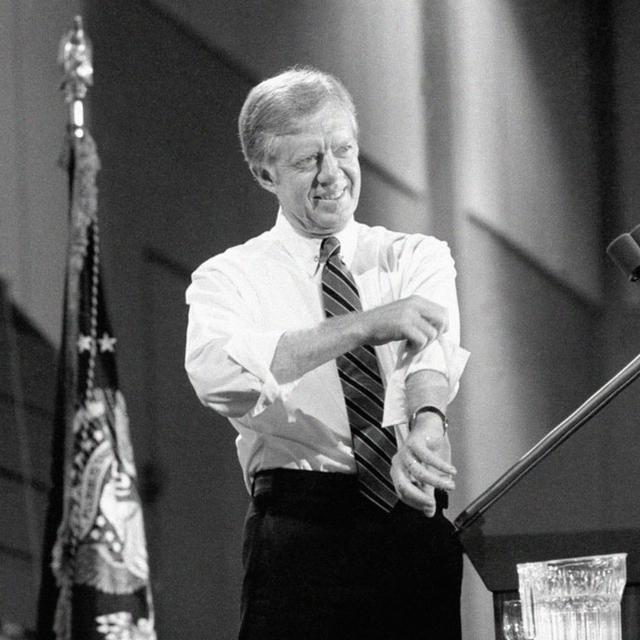 Le président des Etats-Unis Jimmy Carter retrousse ses manches lors d'un discours de campagne à Hempstead (New York), le 16 octobre 1980. [Keystone/AP - Wilson]
