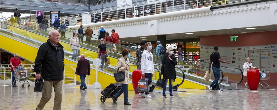 Clients à l'intérieur du centre commercial de Balexert, à Genève, lundi matin 11.05.2020. [Keystone - Salvatore Di Nolfi]