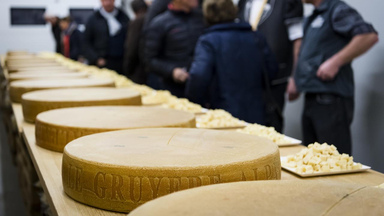 Le fromage suisse connaît une hausse des exportations. [Keystone - Jean-Christophe Bott]