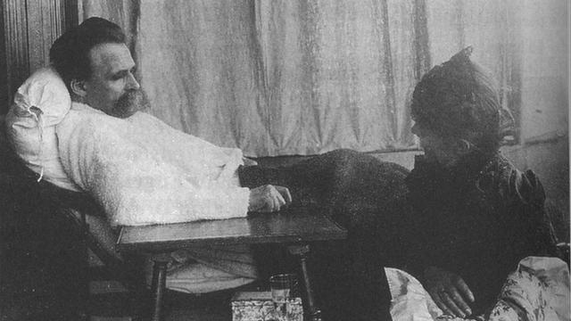 Photographie de Friedrich Nietzsche issue de la série "Nietzsche malade" réalisée par Hans Olde entre juin et août 1899.