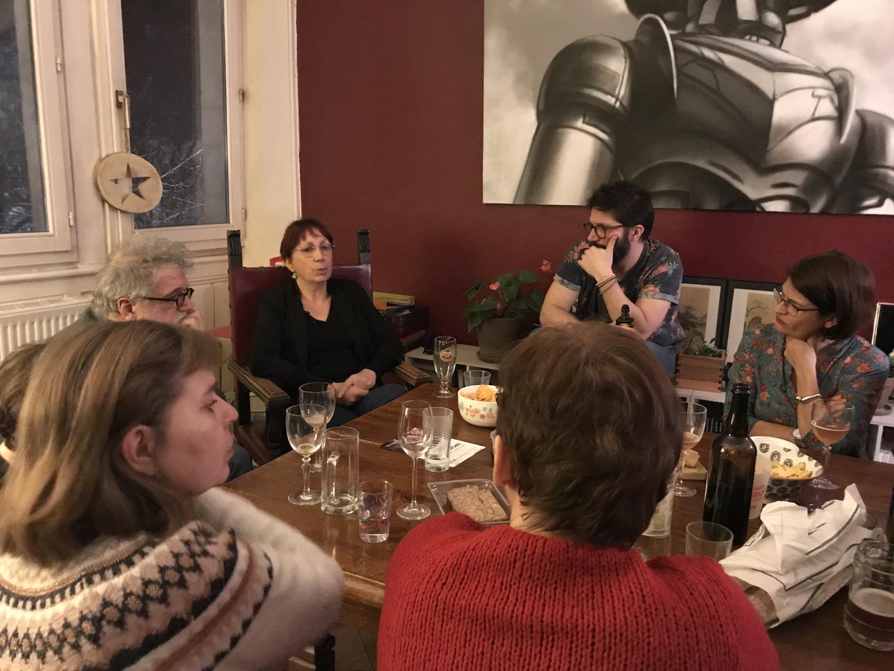 Un "apéro-débat" organisé dans l'appartement de Christine et Yvan avec Anne Vignot, candidate verte aux municipales de Besançon. [RTS - Xavier Alonzo]